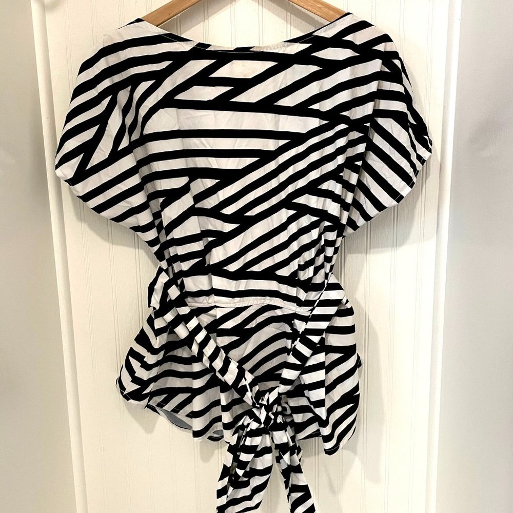 Short-sleeved dress blouse, black & white, size 14